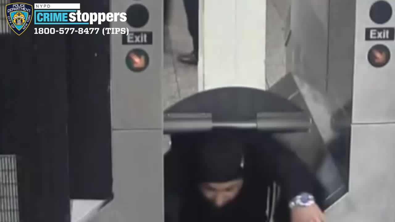 Man steals $1.5K of jewelry from woman in NYC subway station: NYPD – PIX11